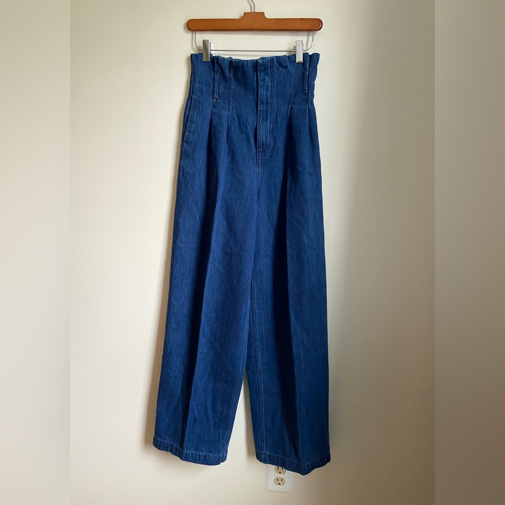 High-waisted pleated wide leg jeans